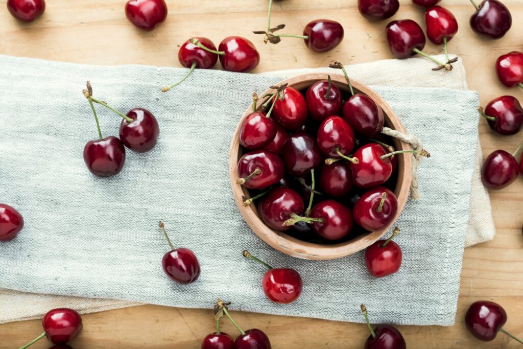 Weight decrease and heart clinical benefits of cherries